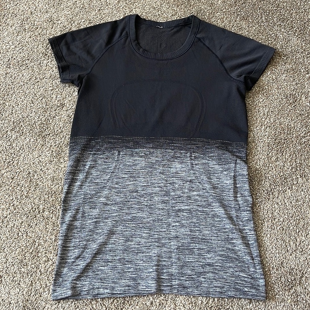 Lululemon Fitted Short Sleeve - Size 4 - Black & Gray